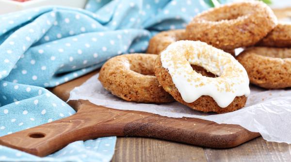 gogosi cu fructe o reteta simpla si ieftina preparata din doua ingrediente