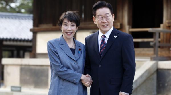 diplomatie pe ritmuri k pop imagini cu presedintele coreei de sud invatat sa cante la tobe de premierul japonez video