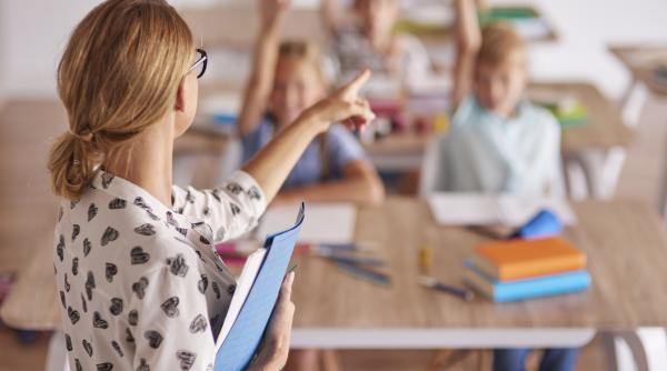 inamicul numarul unu al educatiei de ce nu functioneaza de fapt scoala romanesca video