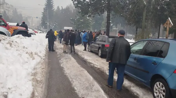 oameni din petrosani au iesit in strada nemultumiti de cresterea taxelor si impozitelor locale