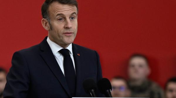 macron si a facut aparitia cu un ochi rosu la o baza militara din franta