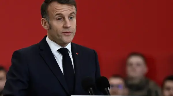 macron si a facut aparitia cu un ochi rosu la o baza militara din franta