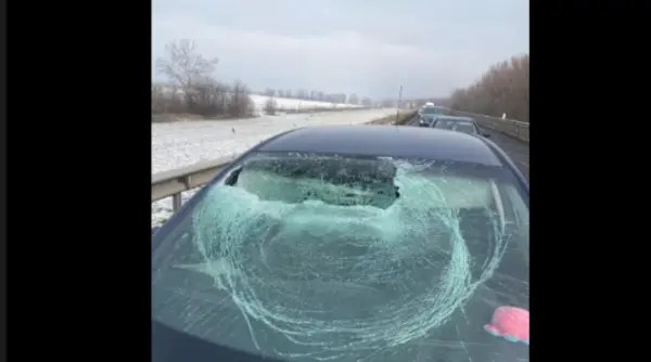 soferita din braila la un pas de tragedie o bucata de gheata zburata de pe o autoutilitara i a spart parbrizul legea nu e hotarata
