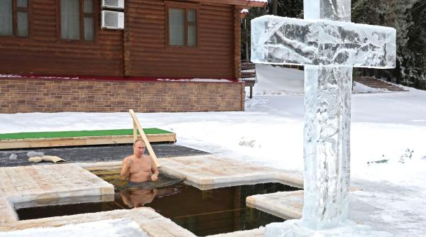 baia in apa inghetata simbol de putere pentru vladimir putin mao zedong si saddam hussein posibile surse de inspiratie video