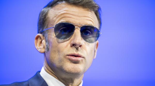 cat costa ochelarii lui emmanuel macron purtati la davos