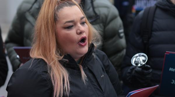 activista angi serban a cazut pe gheata a dat cu capul