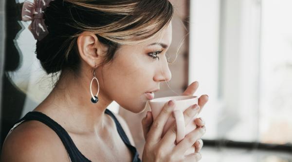 de ce inlocuiesc tot mai multi oameni cafeaua de dimineata cu o cana de apa fierbinte