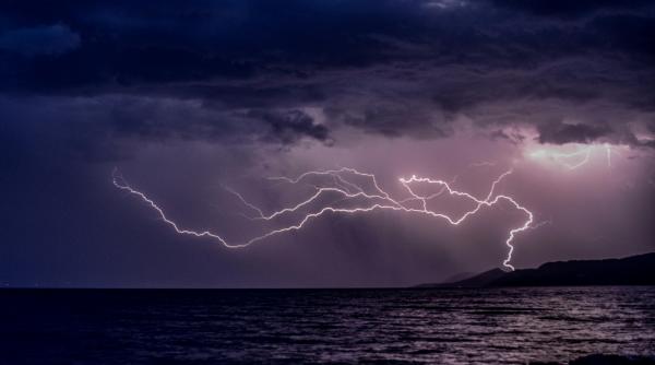 traversare dramatica a marii pe furtuna doua fetite gemene de 1 an au fost pierdute in mare
