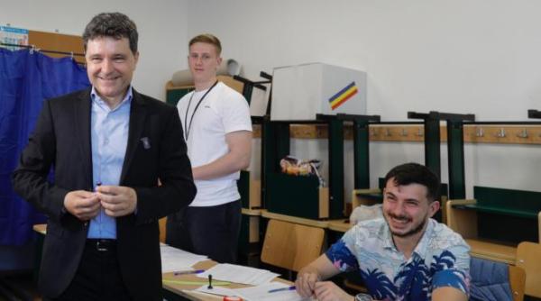 nicusor dan vrea cursuri de politica interna in scolile din romania