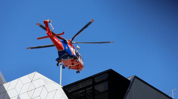 un avion s a prabusit pe aerodromul din queensland doua victime grav ranite