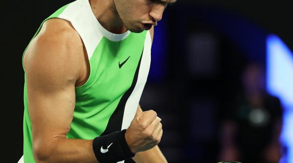 carlos alcaraz s a calificat in semifinale la australian open