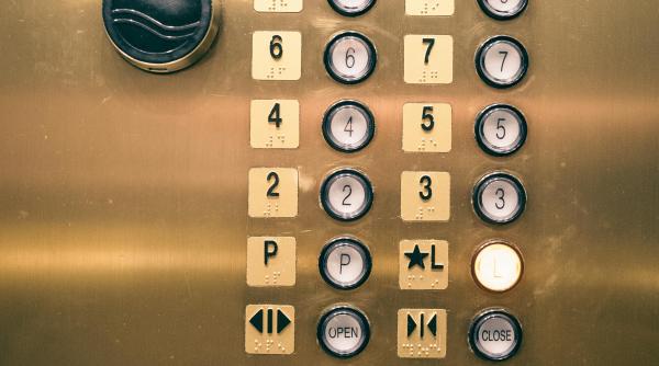 ce sa faci daca te afli intr un lift care cade in gol