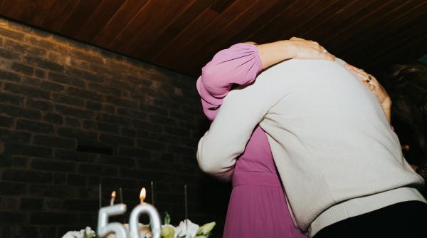 de ce o femeie trecuta de 50 de ani ajunge sa caute motive de gelozie si sa se comporte irational desi viata ei pare asezata si mintea ei se vede matura