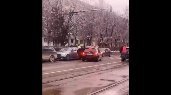 flagrant spectaculos la arad politist de la rutiera saltat direct din trafic dupa ce ar fi primit mita video