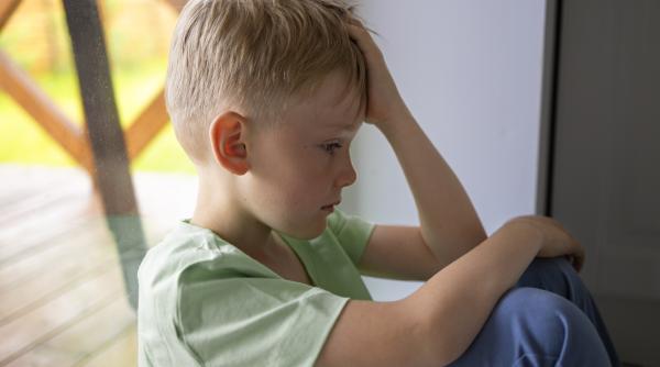 tot mai multi minori apeleaza la linia unica de ajutor ministerul sanatatii incepe un parteneriat cu asociatia telefonul copilului