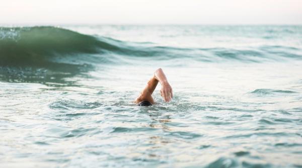 un adolescent de 13 ani a inotat patru kilometri pentru a si salva familia