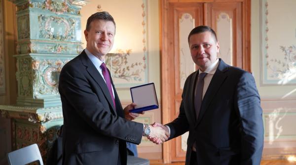 giles portman ambasadorul marii britanii in romania in prima vizita in judetul dambovita