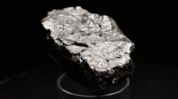 meteorit de peste 2 5 tone descoperit intr un container din sankt petersburg unde trebuia sa fie transportat