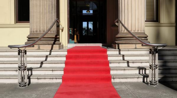 artistii angajati in institutiile publice obligati sa lucreze 8 ore pe zi si sa ponteze prezenta