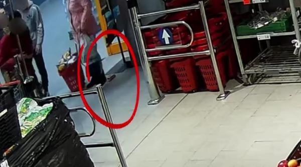 imagini revoltatoare dintr un supermarket o femeie isi scapa portofelul alta trece si il ia de pe jos ce a urmat video