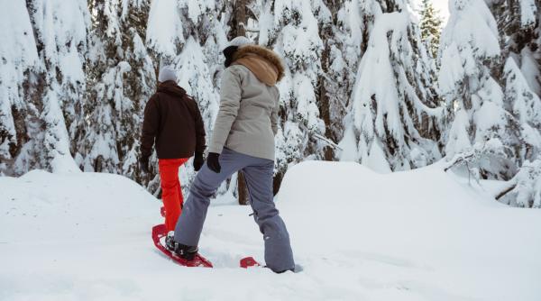 doi turisti care urcau in adidasi pe muntele ceahlau opriti de jandarmi