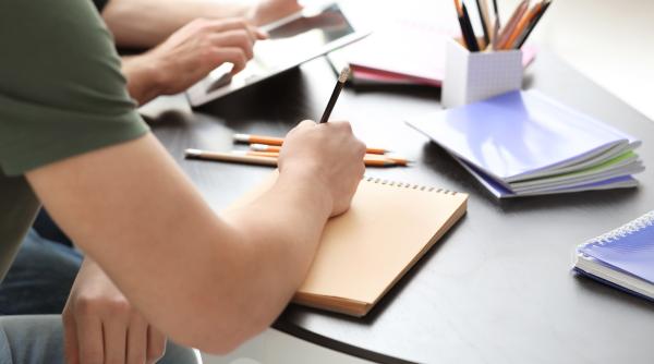 Profesorii cer revenirea la norma de 18 ore la clasă pe săptămână. Bolojan, răspuns