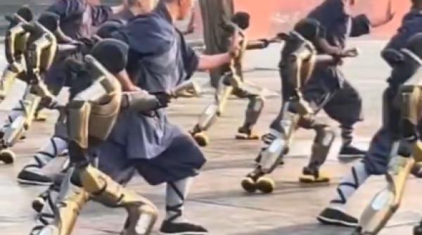video viral calugarii shaolin au ajuns sa faca kung fu alaturi de roboti intr un templu
