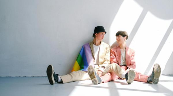 ce face patriarhia romana in timp ce unele asociatii fac tabere cu sprijin financiar corporatist pentru adolescenti trans si queer