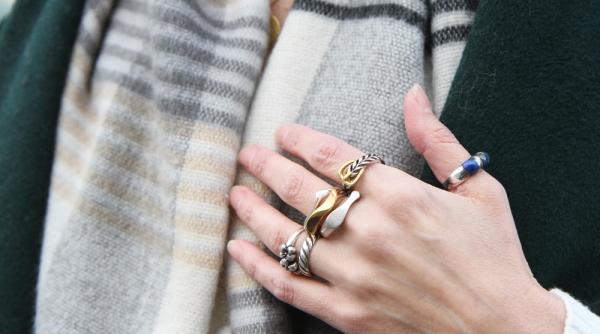 7 idei creative de a combina mai multe inele pentru un look unic