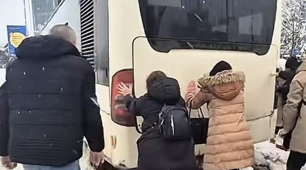 autobuz blocat in nameti salvat de oameni l au impins pana l au repus in miscare