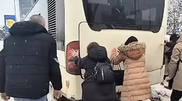 autobuz blocat in nameti salvat de oameni l au impins pana l au repus in miscare