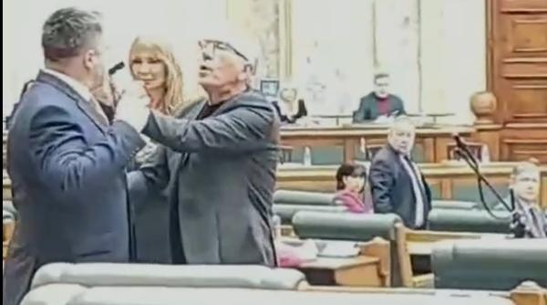 bataie in parlamentul romaniei ce s a intamplat video