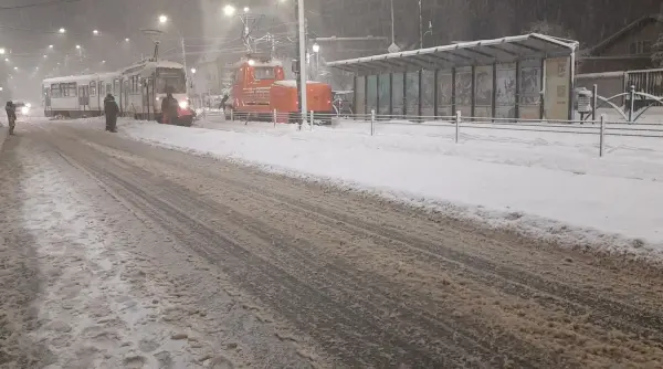 cod rosu de ninsoare in bucuresti si ilfov la ora 06 00 nu circula nimic oamenii merg pe sosea cu masinile cerere mare pentru ride sharing