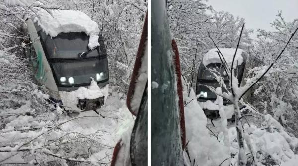 imaginile zilei un tren care abia inainta prin troiene a ramas blocat mecanicul si calatorii s au dat jos pentru a deszapezii sinele video viral