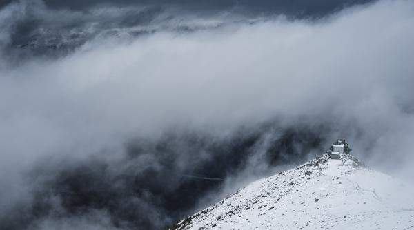 opt schiori surprinsi de avalansa gasiti morti in muntii californiei o alta persoana cautata de autoritati