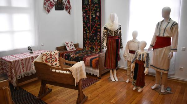 vernisaj special la buzau motive florale traditionale o incursiune in patrimoniul secolului xx