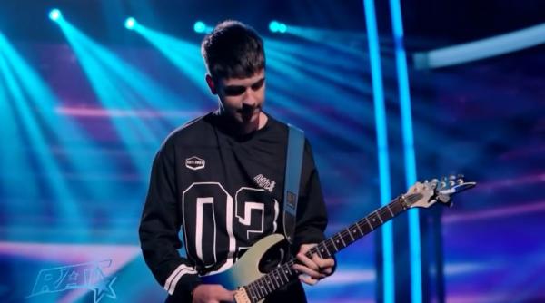 un iesean a lasat o cu cu gura cascata pe carmen tanase la romanii au talent cred ca stau in fata unui geniu video