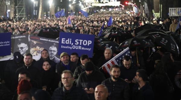 proteste violente la tirana 18 persoane arestate dupa ciocniri cu politia