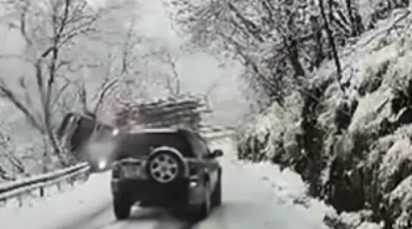 camion cu lemne rasturnat in prapastie momentul a fost surprins de o camera de bord in sibiu video