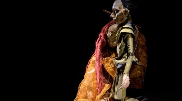 da yang si printesa da yin un spectacol dupa o poveste cu papusi inspirate din teatrul japonez