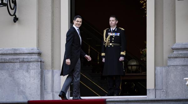 primul premier declarat homosexual al olandei a depus juramantul