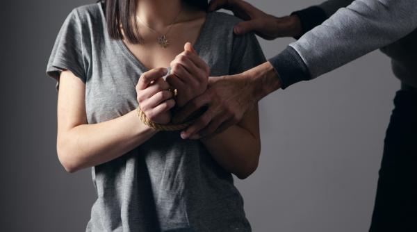 femeie sechestrata si batuta 3 zile de propriul sot fiul lor a sunat la 112