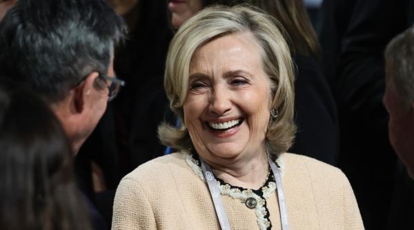 hillary clinton denunta un teatru politic partizan in timp ce e audiata in cazul epstein vrea ca trump sa dea explicatii sub juramant