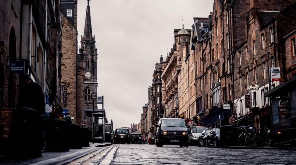 un roman din marea britanie si a facut un garaj din tabla urias blocand ferestrele vecinilor ne a distrus vietile foto