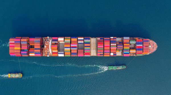 maersk anunta suspendarea tranzitului maritim prin stramtoarea ormuz