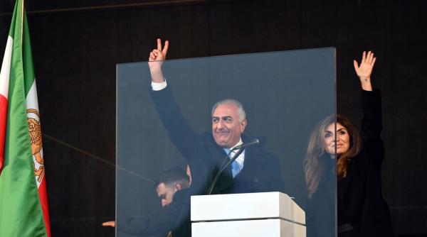 printul mostenitor reza pahlavi iese la rampa dupa anuntul mortii ayatollahului ali khamenei