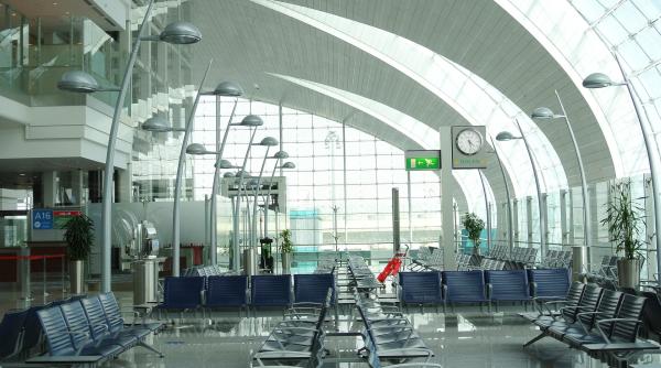 aeroportul din dubai aproape gol zborurile au fost reluate doar partial preturile uriase la care au ajuns biletele de avion video