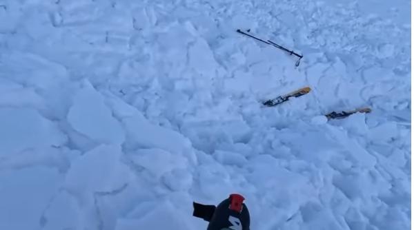 avalansa filmata in bucegi momentul in care un schior este ingropat partial in zapada