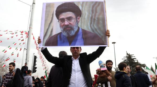 cine e mojtaba khamenei noul lider suprem al iranului a incalcat deja o traditie veche de 47 de ani