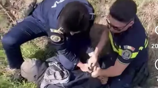 un criminal a fost prins dupa ce a fost vazut intamplator de mama unei politiste video